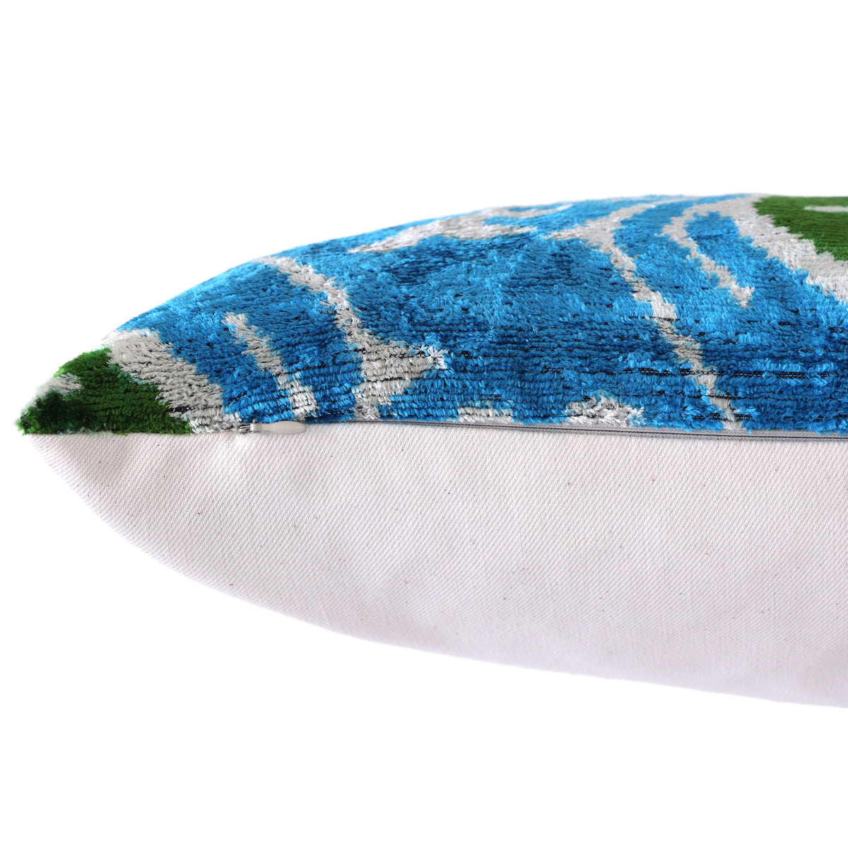 Close-up of the hidden zipper closure along the lumbar pillow's bottom edge