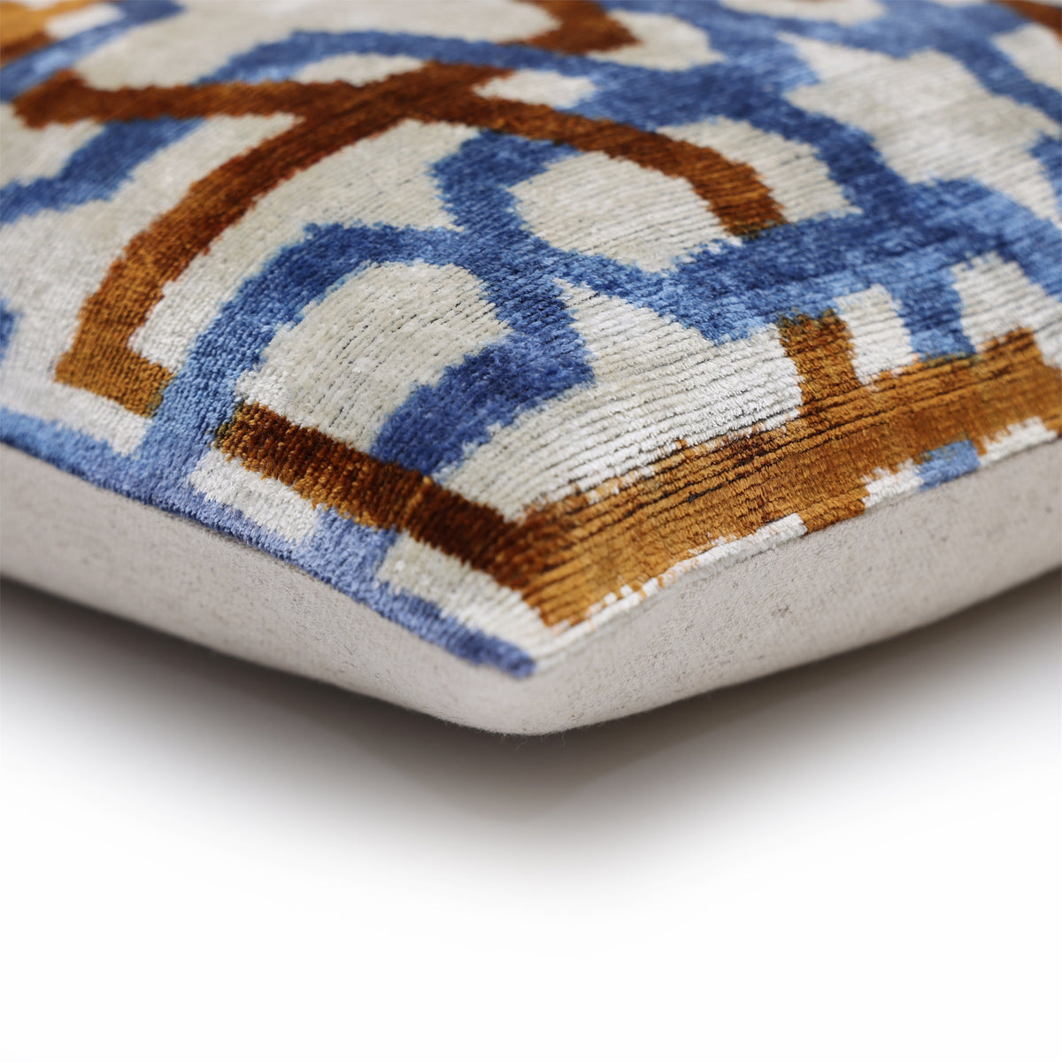 Corner view of the cognac rust lattice, seam and linen backing