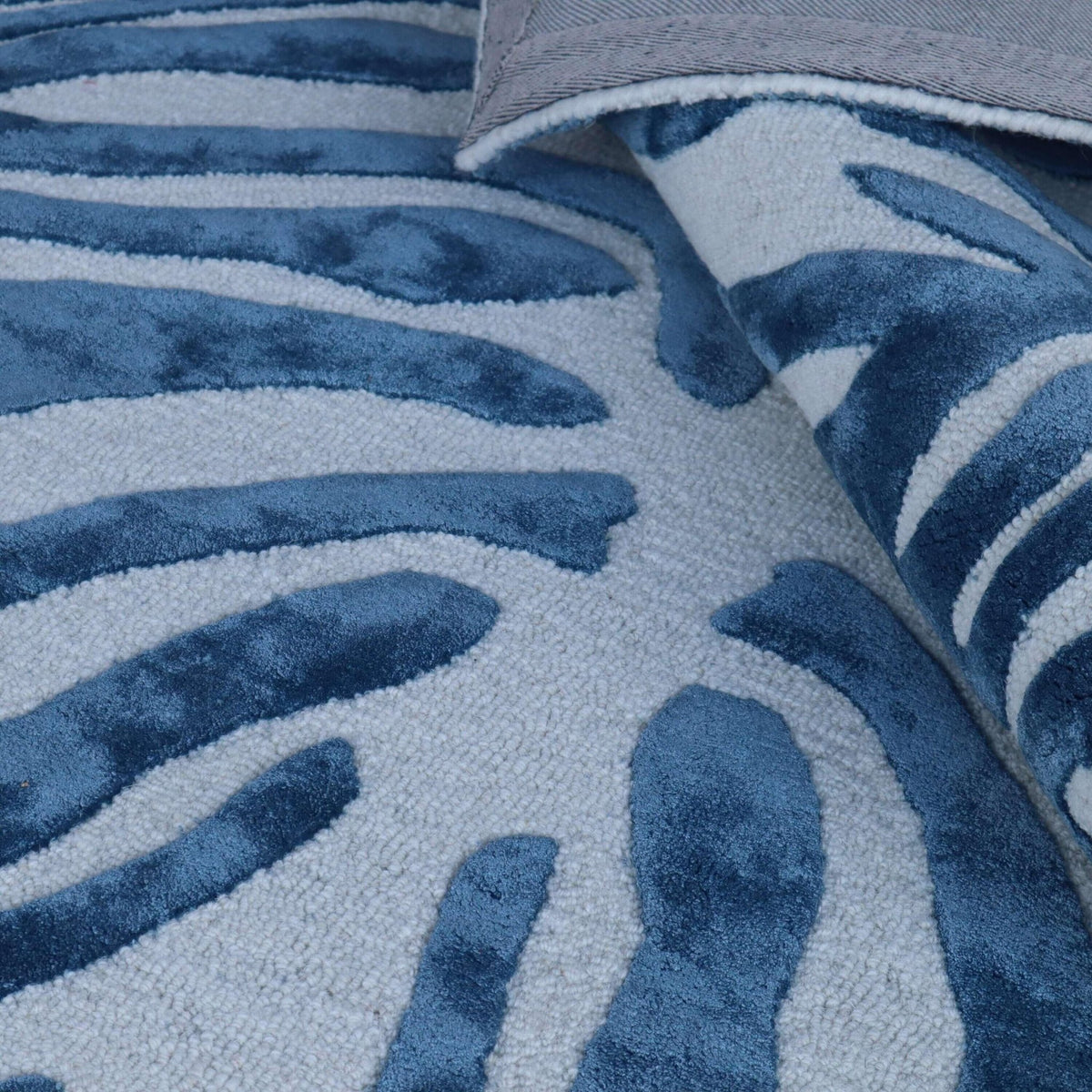 Canvello Bamboo Silk Rug, New Apartment Gift, Floorcloth, TIGER Printed Rug, Minimalist Blue And White Panther Style Transitional WOOL RUG 5X8 ft - Canvello
