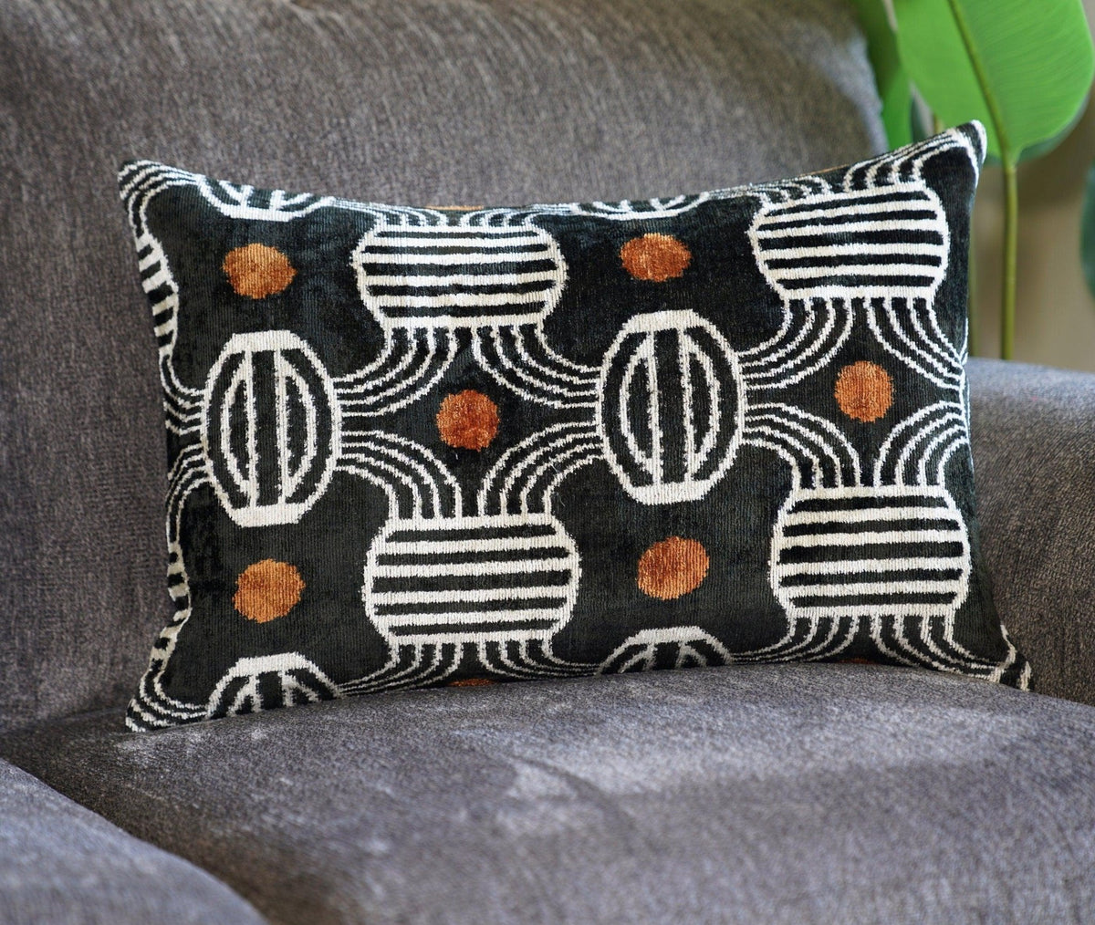 Canvello Luxury Decorative Black Throw Pillow | 16 x 24 in (40 x 60 cm) - Canvello