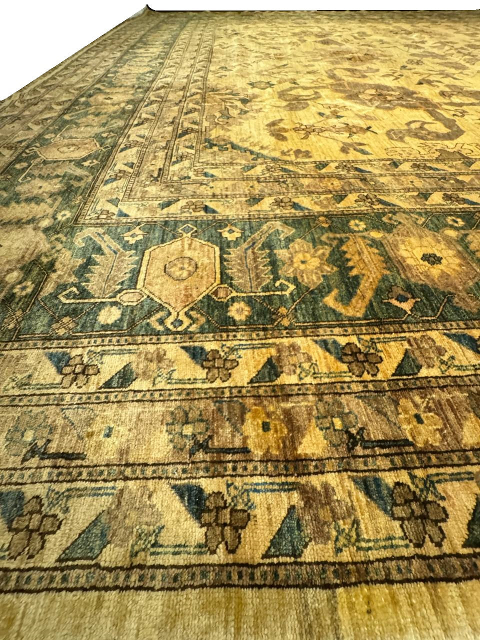 Fine hand knotted Farahan rug 14' X 24'6''