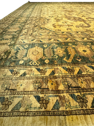 Fine hand knotted Farahan rug 14' X 24'6''