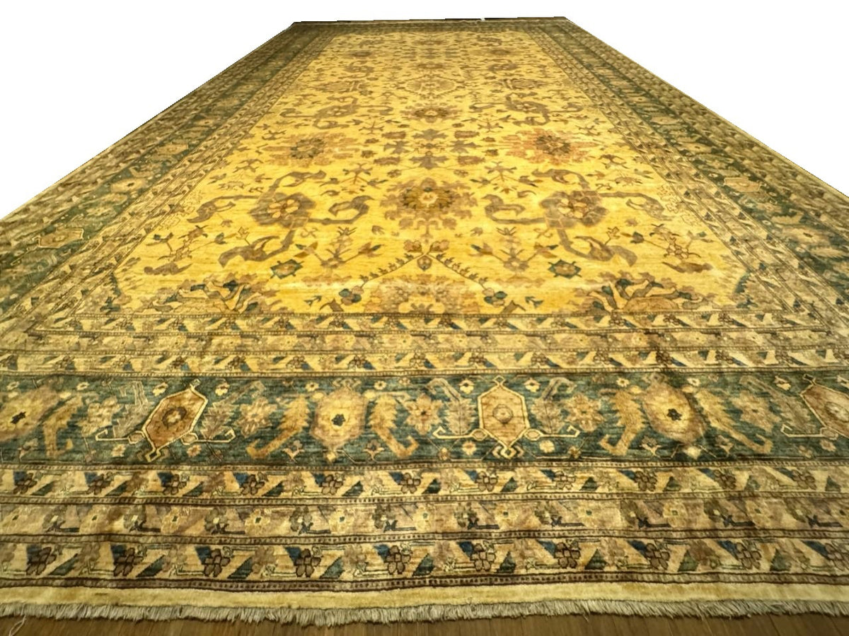 Fine hand knotted Farahan rug 14' X 24'6''