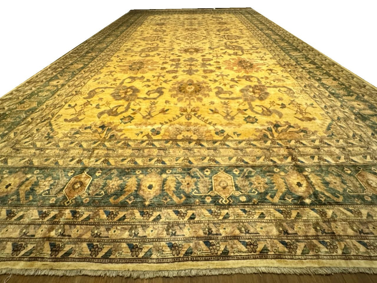 Fine hand knotted Farahan rug 14' X 24'6''