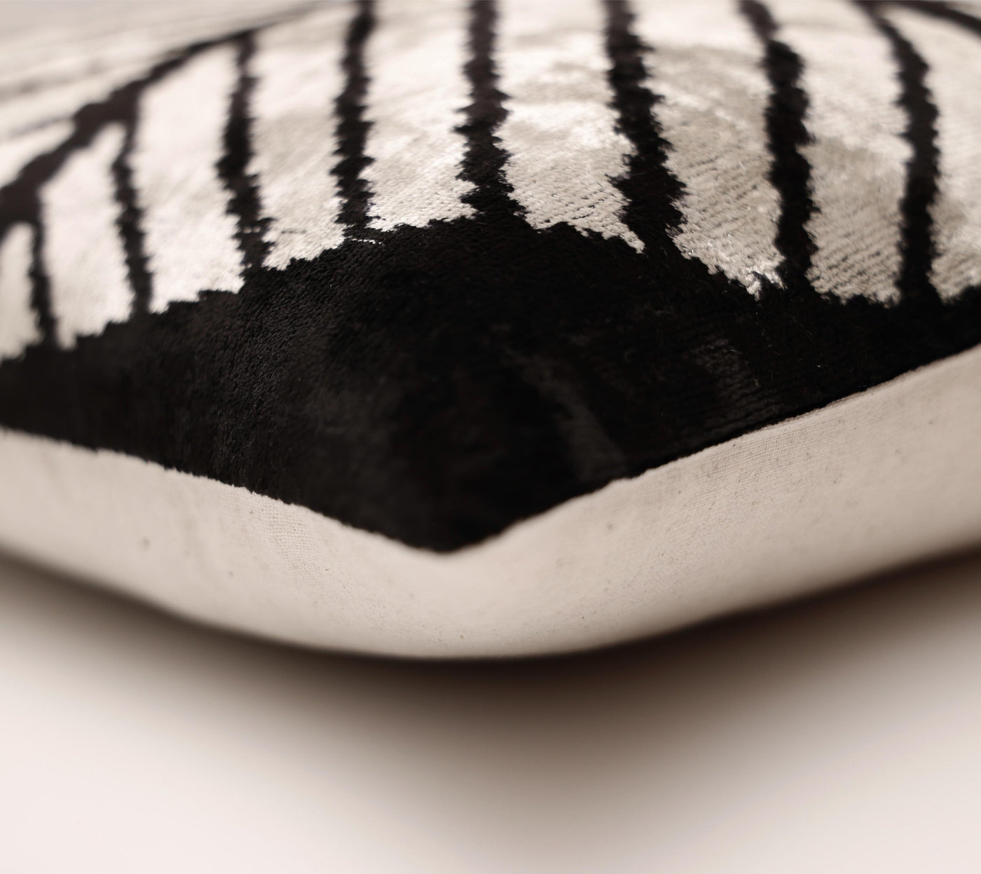 Canvello 手工奢華粉色抱枕 - 16x24