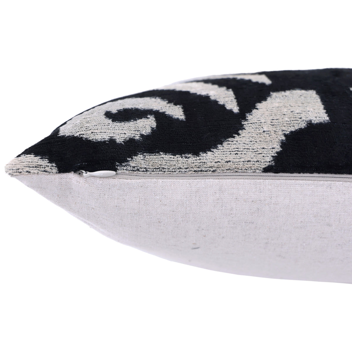 Close-up of the pillow edge with its discreet hidden zipper closure