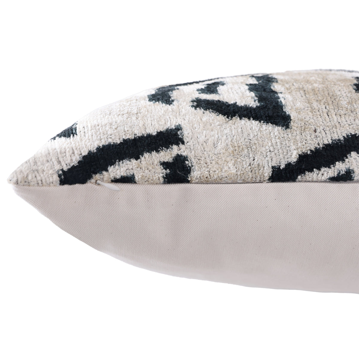 Side view showing hidden zipper closure along the lumbar pillow’s bottom seam