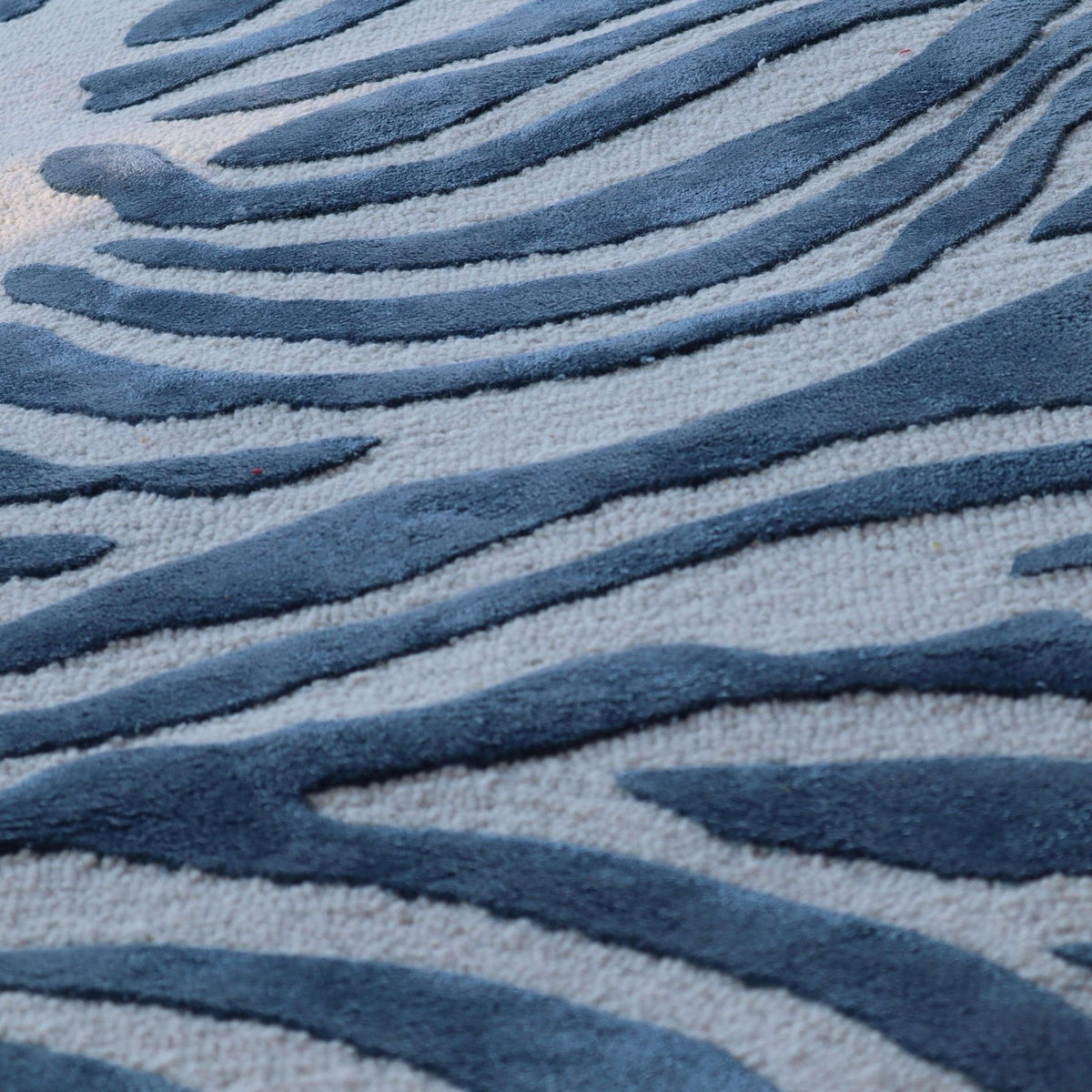Canvello Bamboo Silk Rug, New Apartment Gift, Floorcloth, TIGER Printed Rug, Minimalist Blue And White Panther Style Transitional WOOL RUG 5X8 ft - Canvello